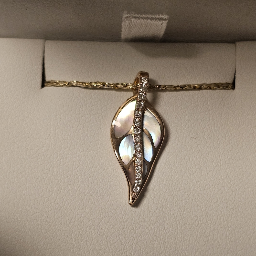 Na Hoku 14K rose gold, diamond w/pink mother of pearl maile leaf pendant